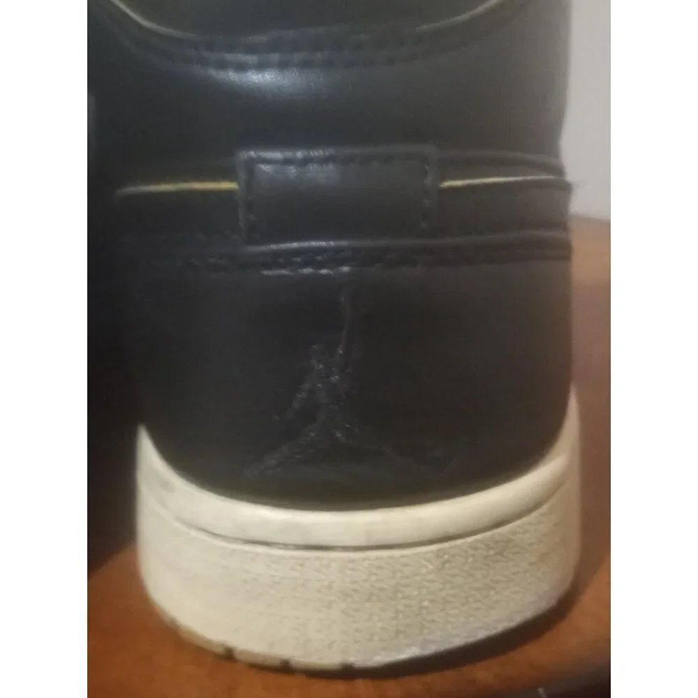 Mens Sz 9.5 Nike Air Jordan 1 Mid Retro 